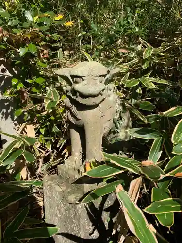 神社（名称不明）の狛犬