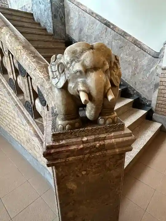 築地本願寺(本願寺築地別院)の{uncategorized: "未分類", other: "その他", undefined: "問題あり", building: "その他建物", grave: "お墓", sacred_gate: "鳥居", guardian: "狛犬", statue: "像", buddha: "仏像", history: "歴史", nature: "自然", garden: "庭園", animal: "動物", pagoda: "塔", temizu: "手水舎", mountain_gate: "山門・神門", sanctuary: "本殿・本堂", subordinate: "末社・摂社", art: "芸術", scenery: "景色", jizo: "地蔵", ema: "絵馬", goshuin: "御朱印", omikuji: "おみくじ", items: "授与品その他", amulet: "お守り", goshuincho: "御朱印帳", eats: "食事", festival: "お祭り", votive_dance: "神楽", shichigosan: "七五三参", wedding: "結婚式", experience: "体験その他", initially: "初詣", around: "周辺", anti_infection: "感染症対策"}