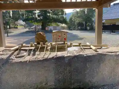 石見国一宮　物部神社の{uncategorized: "未分類", other: "その他", undefined: "問題あり", building: "その他建物", grave: "お墓", sacred_gate: "鳥居", guardian: "狛犬", statue: "像", buddha: "仏像", history: "歴史", nature: "自然", garden: "庭園", animal: "動物", pagoda: "塔", temizu: "手水舎", mountain_gate: "山門・神門", sanctuary: "本殿・本堂", subordinate: "末社・摂社", art: "芸術", scenery: "景色", jizo: "地蔵", ema: "絵馬", goshuin: "御朱印", omikuji: "おみくじ", items: "授与品その他", amulet: "お守り", goshuincho: "御朱印帳", eats: "食事", festival: "お祭り", votive_dance: "神楽", shichigosan: "七五三参", wedding: "結婚式", experience: "体験その他", initially: "初詣", around: "周辺", anti_infection: "感染症対策"}