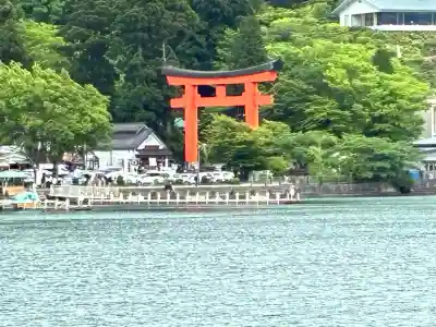 箱根神社の{uncategorized: "未分類", other: "その他", undefined: "問題あり", building: "その他建物", grave: "お墓", sacred_gate: "鳥居", guardian: "狛犬", statue: "像", buddha: "仏像", history: "歴史", nature: "自然", garden: "庭園", animal: "動物", pagoda: "塔", temizu: "手水舎", mountain_gate: "山門・神門", sanctuary: "本殿・本堂", subordinate: "末社・摂社", art: "芸術", scenery: "景色", jizo: "地蔵", ema: "絵馬", goshuin: "御朱印", omikuji: "おみくじ", items: "授与品その他", amulet: "お守り", goshuincho: "御朱印帳", eats: "食事", festival: "お祭り", votive_dance: "神楽", shichigosan: "七五三参", wedding: "結婚式", experience: "体験その他", initially: "初詣", around: "周辺", anti_infection: "感染症対策"}