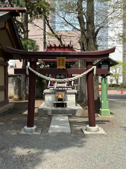出世稲荷社(三吉神社内)の{uncategorized: "未分類", other: "その他", undefined: "問題あり", building: "その他建物", grave: "お墓", sacred_gate: "鳥居", guardian: "狛犬", statue: "像", buddha: "仏像", history: "歴史", nature: "自然", garden: "庭園", animal: "動物", pagoda: "塔", temizu: "手水舎", mountain_gate: "山門・神門", sanctuary: "本殿・本堂", subordinate: "末社・摂社", art: "芸術", scenery: "景色", jizo: "地蔵", ema: "絵馬", goshuin: "御朱印", omikuji: "おみくじ", items: "授与品その他", amulet: "お守り", goshuincho: "御朱印帳", eats: "食事", festival: "お祭り", votive_dance: "神楽", shichigosan: "七五三参", wedding: "結婚式", experience: "体験その他", initially: "初詣", around: "周辺", anti_infection: "感染症対策"}