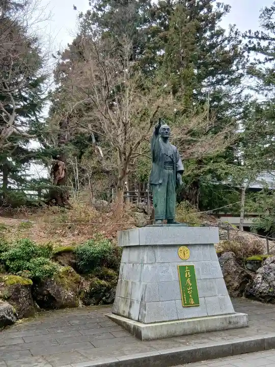 上杉神社の{uncategorized: "未分類", other: "その他", undefined: "問題あり", building: "その他建物", grave: "お墓", sacred_gate: "鳥居", guardian: "狛犬", statue: "像", buddha: "仏像", history: "歴史", nature: "自然", garden: "庭園", animal: "動物", pagoda: "塔", temizu: "手水舎", mountain_gate: "山門・神門", sanctuary: "本殿・本堂", subordinate: "末社・摂社", art: "芸術", scenery: "景色", jizo: "地蔵", ema: "絵馬", goshuin: "御朱印", omikuji: "おみくじ", items: "授与品その他", amulet: "お守り", goshuincho: "御朱印帳", eats: "食事", festival: "お祭り", votive_dance: "神楽", shichigosan: "七五三参", wedding: "結婚式", experience: "体験その他", initially: "初詣", around: "周辺", anti_infection: "感染症対策"}