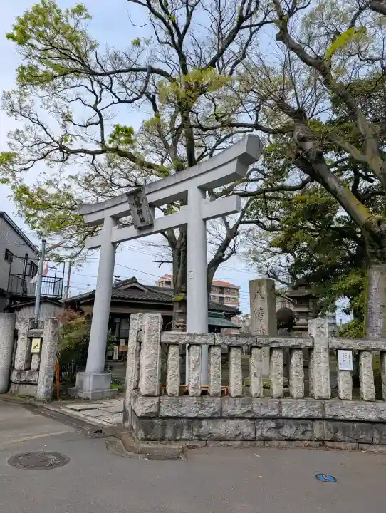 八幡橋八幡神社の{uncategorized: "未分類", other: "その他", undefined: "問題あり", building: "その他建物", grave: "お墓", sacred_gate: "鳥居", guardian: "狛犬", statue: "像", buddha: "仏像", history: "歴史", nature: "自然", garden: "庭園", animal: "動物", pagoda: "塔", temizu: "手水舎", mountain_gate: "山門・神門", sanctuary: "本殿・本堂", subordinate: "末社・摂社", art: "芸術", scenery: "景色", jizo: "地蔵", ema: "絵馬", goshuin: "御朱印", omikuji: "おみくじ", items: "授与品その他", amulet: "お守り", goshuincho: "御朱印帳", eats: "食事", festival: "お祭り", votive_dance: "神楽", shichigosan: "七五三参", wedding: "結婚式", experience: "体験その他", initially: "初詣", around: "周辺", anti_infection: "感染症対策"}