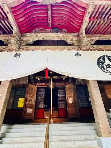 満願寺の{uncategorized: "未分類", other: "その他", undefined: "問題あり", building: "その他建物", grave: "お墓", sacred_gate: "鳥居", guardian: "狛犬", statue: "像", buddha: "仏像", history: "歴史", nature: "自然", garden: "庭園", animal: "動物", pagoda: "塔", temizu: "手水舎", mountain_gate: "山門・神門", sanctuary: "本殿・本堂", subordinate: "末社・摂社", art: "芸術", scenery: "景色", jizo: "地蔵", ema: "絵馬", goshuin: "御朱印", omikuji: "おみくじ", items: "授与品その他", amulet: "お守り", goshuincho: "御朱印帳", eats: "食事", festival: "お祭り", votive_dance: "神楽", shichigosan: "七五三参", wedding: "結婚式", experience: "体験その他", initially: "初詣", around: "周辺", anti_infection: "感染症対策"}