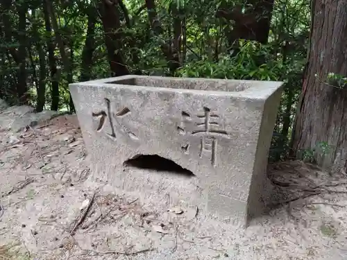 南朝若宮社（根の若宮社）の手水舎