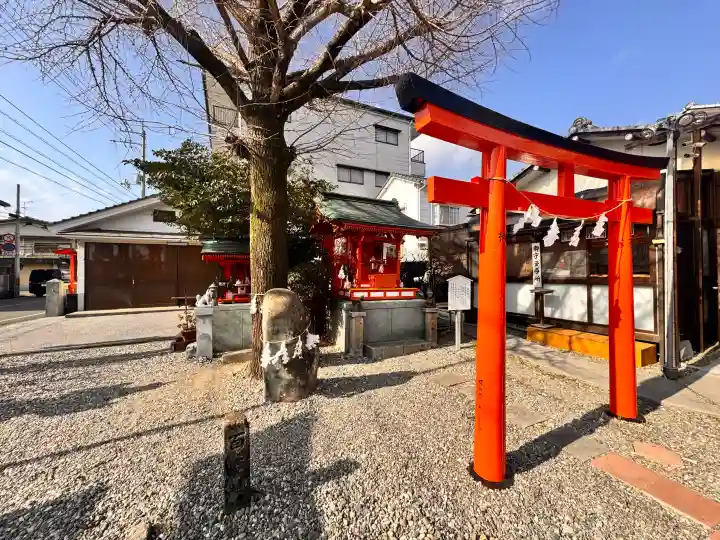 土佐稲荷神社の{uncategorized: "未分類", other: "その他", undefined: "問題あり", building: "その他建物", grave: "お墓", sacred_gate: "鳥居", guardian: "狛犬", statue: "像", buddha: "仏像", history: "歴史", nature: "自然", garden: "庭園", animal: "動物", pagoda: "塔", temizu: "手水舎", mountain_gate: "山門・神門", sanctuary: "本殿・本堂", subordinate: "末社・摂社", art: "芸術", scenery: "景色", jizo: "地蔵", ema: "絵馬", goshuin: "御朱印", omikuji: "おみくじ", items: "授与品その他", amulet: "お守り", goshuincho: "御朱印帳", eats: "食事", festival: "お祭り", votive_dance: "神楽", shichigosan: "七五三参", wedding: "結婚式", experience: "体験その他", initially: "初詣", around: "周辺", anti_infection: "感染症対策"}