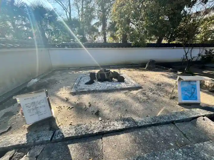 與杼神社の{uncategorized: "未分類", other: "その他", undefined: "問題あり", building: "その他建物", grave: "お墓", sacred_gate: "鳥居", guardian: "狛犬", statue: "像", buddha: "仏像", history: "歴史", nature: "自然", garden: "庭園", animal: "動物", pagoda: "塔", temizu: "手水舎", mountain_gate: "山門・神門", sanctuary: "本殿・本堂", subordinate: "末社・摂社", art: "芸術", scenery: "景色", jizo: "地蔵", ema: "絵馬", goshuin: "御朱印", omikuji: "おみくじ", items: "授与品その他", amulet: "お守り", goshuincho: "御朱印帳", eats: "食事", festival: "お祭り", votive_dance: "神楽", shichigosan: "七五三参", wedding: "結婚式", experience: "体験その他", initially: "初詣", around: "周辺", anti_infection: "感染症対策"}