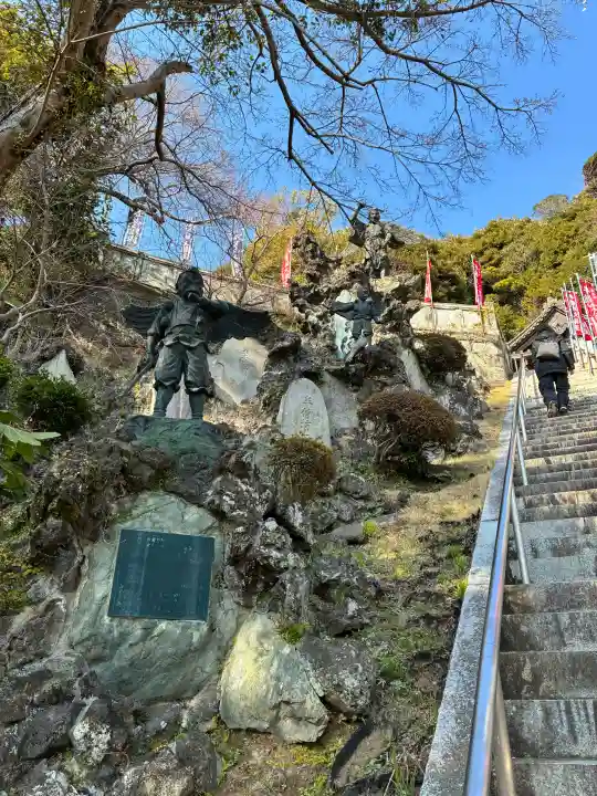 建長寺 半僧坊の{uncategorized: "未分類", other: "その他", undefined: "問題あり", building: "その他建物", grave: "お墓", sacred_gate: "鳥居", guardian: "狛犬", statue: "像", buddha: "仏像", history: "歴史", nature: "自然", garden: "庭園", animal: "動物", pagoda: "塔", temizu: "手水舎", mountain_gate: "山門・神門", sanctuary: "本殿・本堂", subordinate: "末社・摂社", art: "芸術", scenery: "景色", jizo: "地蔵", ema: "絵馬", goshuin: "御朱印", omikuji: "おみくじ", items: "授与品その他", amulet: "お守り", goshuincho: "御朱印帳", eats: "食事", festival: "お祭り", votive_dance: "神楽", shichigosan: "七五三参", wedding: "結婚式", experience: "体験その他", initially: "初詣", around: "周辺", anti_infection: "感染症対策"}