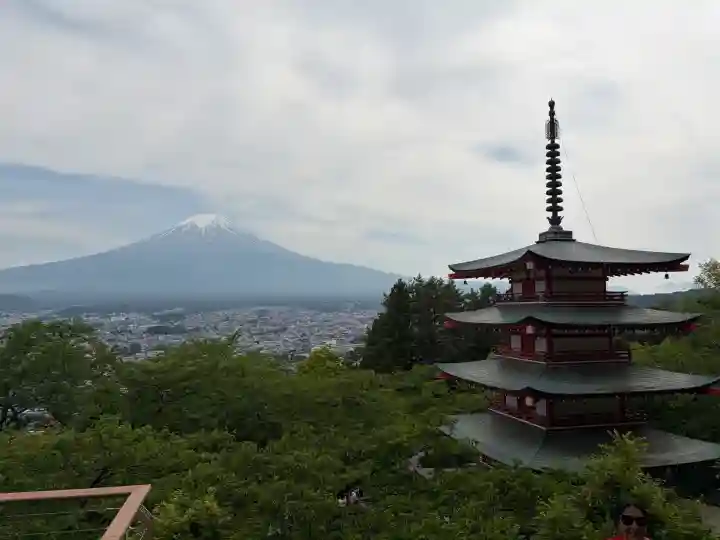 新倉富士浅間神社の{uncategorized: "未分類", other: "その他", undefined: "問題あり", building: "その他建物", grave: "お墓", sacred_gate: "鳥居", guardian: "狛犬", statue: "像", buddha: "仏像", history: "歴史", nature: "自然", garden: "庭園", animal: "動物", pagoda: "塔", temizu: "手水舎", mountain_gate: "山門・神門", sanctuary: "本殿・本堂", subordinate: "末社・摂社", art: "芸術", scenery: "景色", jizo: "地蔵", ema: "絵馬", goshuin: "御朱印", omikuji: "おみくじ", items: "授与品その他", amulet: "お守り", goshuincho: "御朱印帳", eats: "食事", festival: "お祭り", votive_dance: "神楽", shichigosan: "七五三参", wedding: "結婚式", experience: "体験その他", initially: "初詣", around: "周辺", anti_infection: "感染症対策"}