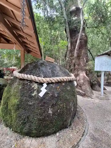 花窟神社の{uncategorized: "未分類", other: "その他", undefined: "問題あり", building: "その他建物", grave: "お墓", sacred_gate: "鳥居", guardian: "狛犬", statue: "像", buddha: "仏像", history: "歴史", nature: "自然", garden: "庭園", animal: "動物", pagoda: "塔", temizu: "手水舎", mountain_gate: "山門・神門", sanctuary: "本殿・本堂", subordinate: "末社・摂社", art: "芸術", scenery: "景色", jizo: "地蔵", ema: "絵馬", goshuin: "御朱印", omikuji: "おみくじ", items: "授与品その他", amulet: "お守り", goshuincho: "御朱印帳", eats: "食事", festival: "お祭り", votive_dance: "神楽", shichigosan: "七五三参", wedding: "結婚式", experience: "体験その他", initially: "初詣", around: "周辺", anti_infection: "感染症対策"}