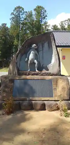 手接神社の像