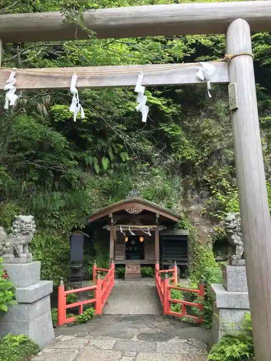 銭洗弁財天宇賀福神社の末社・摂社