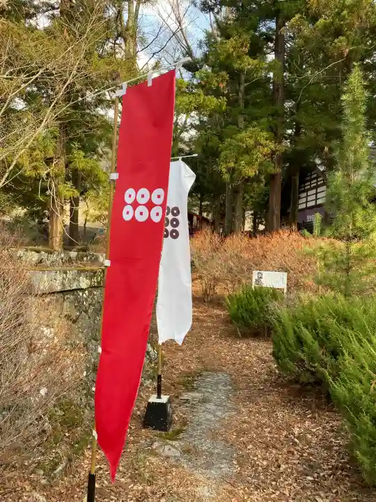 山家神社の{uncategorized: "未分類", other: "その他", undefined: "問題あり", building: "その他建物", grave: "お墓", sacred_gate: "鳥居", guardian: "狛犬", statue: "像", buddha: "仏像", history: "歴史", nature: "自然", garden: "庭園", animal: "動物", pagoda: "塔", temizu: "手水舎", mountain_gate: "山門・神門", sanctuary: "本殿・本堂", subordinate: "末社・摂社", art: "芸術", scenery: "景色", jizo: "地蔵", ema: "絵馬", goshuin: "御朱印", omikuji: "おみくじ", items: "授与品その他", amulet: "お守り", goshuincho: "御朱印帳", eats: "食事", festival: "お祭り", votive_dance: "神楽", shichigosan: "七五三参", wedding: "結婚式", experience: "体験その他", initially: "初詣", around: "周辺", anti_infection: "感染症対策"}