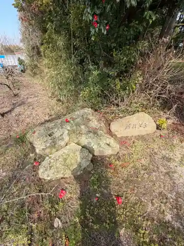 六所神社の{uncategorized: "未分類", other: "その他", undefined: "問題あり", building: "その他建物", grave: "お墓", sacred_gate: "鳥居", guardian: "狛犬", statue: "像", buddha: "仏像", history: "歴史", nature: "自然", garden: "庭園", animal: "動物", pagoda: "塔", temizu: "手水舎", mountain_gate: "山門・神門", sanctuary: "本殿・本堂", subordinate: "末社・摂社", art: "芸術", scenery: "景色", jizo: "地蔵", ema: "絵馬", goshuin: "御朱印", omikuji: "おみくじ", items: "授与品その他", amulet: "お守り", goshuincho: "御朱印帳", eats: "食事", festival: "お祭り", votive_dance: "神楽", shichigosan: "七五三参", wedding: "結婚式", experience: "体験その他", initially: "初詣", around: "周辺", anti_infection: "感染症対策"}