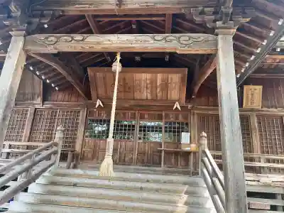 横手神明社の{uncategorized: "未分類", other: "その他", undefined: "問題あり", building: "その他建物", grave: "お墓", sacred_gate: "鳥居", guardian: "狛犬", statue: "像", buddha: "仏像", history: "歴史", nature: "自然", garden: "庭園", animal: "動物", pagoda: "塔", temizu: "手水舎", mountain_gate: "山門・神門", sanctuary: "本殿・本堂", subordinate: "末社・摂社", art: "芸術", scenery: "景色", jizo: "地蔵", ema: "絵馬", goshuin: "御朱印", omikuji: "おみくじ", items: "授与品その他", amulet: "お守り", goshuincho: "御朱印帳", eats: "食事", festival: "お祭り", votive_dance: "神楽", shichigosan: "七五三参", wedding: "結婚式", experience: "体験その他", initially: "初詣", around: "周辺", anti_infection: "感染症対策"}