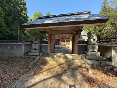 高木神社の{uncategorized: "未分類", other: "その他", undefined: "問題あり", building: "その他建物", grave: "お墓", sacred_gate: "鳥居", guardian: "狛犬", statue: "像", buddha: "仏像", history: "歴史", nature: "自然", garden: "庭園", animal: "動物", pagoda: "塔", temizu: "手水舎", mountain_gate: "山門・神門", sanctuary: "本殿・本堂", subordinate: "末社・摂社", art: "芸術", scenery: "景色", jizo: "地蔵", ema: "絵馬", goshuin: "御朱印", omikuji: "おみくじ", items: "授与品その他", amulet: "お守り", goshuincho: "御朱印帳", eats: "食事", festival: "お祭り", votive_dance: "神楽", shichigosan: "七五三参", wedding: "結婚式", experience: "体験その他", initially: "初詣", around: "周辺", anti_infection: "感染症対策"}