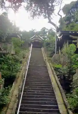 諏訪神社の{uncategorized: "未分類", other: "その他", undefined: "問題あり", building: "その他建物", grave: "お墓", sacred_gate: "鳥居", guardian: "狛犬", statue: "像", buddha: "仏像", history: "歴史", nature: "自然", garden: "庭園", animal: "動物", pagoda: "塔", temizu: "手水舎", mountain_gate: "山門・神門", sanctuary: "本殿・本堂", subordinate: "末社・摂社", art: "芸術", scenery: "景色", jizo: "地蔵", ema: "絵馬", goshuin: "御朱印", omikuji: "おみくじ", items: "授与品その他", amulet: "お守り", goshuincho: "御朱印帳", eats: "食事", festival: "お祭り", votive_dance: "神楽", shichigosan: "七五三参", wedding: "結婚式", experience: "体験その他", initially: "初詣", around: "周辺", anti_infection: "感染症対策"}