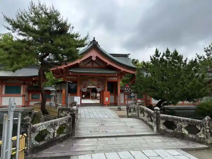 風浪宮の{uncategorized: "未分類", other: "その他", undefined: "問題あり", building: "その他建物", grave: "お墓", sacred_gate: "鳥居", guardian: "狛犬", statue: "像", buddha: "仏像", history: "歴史", nature: "自然", garden: "庭園", animal: "動物", pagoda: "塔", temizu: "手水舎", mountain_gate: "山門・神門", sanctuary: "本殿・本堂", subordinate: "末社・摂社", art: "芸術", scenery: "景色", jizo: "地蔵", ema: "絵馬", goshuin: "御朱印", omikuji: "おみくじ", items: "授与品その他", amulet: "お守り", goshuincho: "御朱印帳", eats: "食事", festival: "お祭り", votive_dance: "神楽", shichigosan: "七五三参", wedding: "結婚式", experience: "体験その他", initially: "初詣", around: "周辺", anti_infection: "感染症対策"}