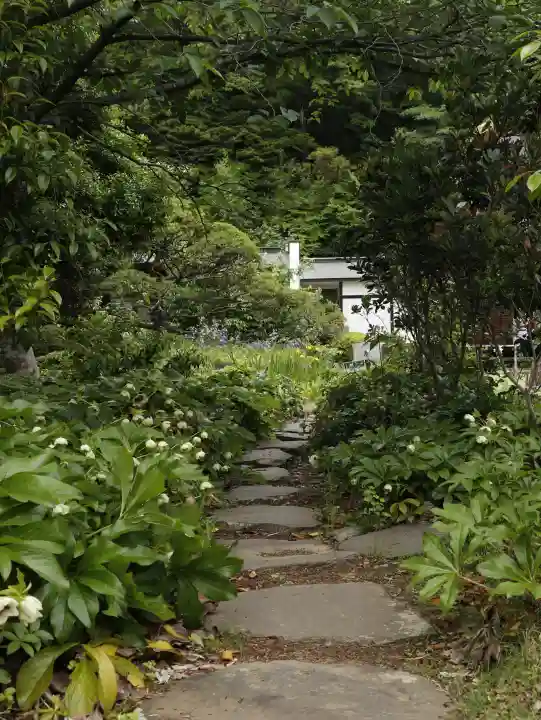 横浜 西方寺の{uncategorized: "未分類", other: "その他", undefined: "問題あり", building: "その他建物", grave: "お墓", sacred_gate: "鳥居", guardian: "狛犬", statue: "像", buddha: "仏像", history: "歴史", nature: "自然", garden: "庭園", animal: "動物", pagoda: "塔", temizu: "手水舎", mountain_gate: "山門・神門", sanctuary: "本殿・本堂", subordinate: "末社・摂社", art: "芸術", scenery: "景色", jizo: "地蔵", ema: "絵馬", goshuin: "御朱印", omikuji: "おみくじ", items: "授与品その他", amulet: "お守り", goshuincho: "御朱印帳", eats: "食事", festival: "お祭り", votive_dance: "神楽", shichigosan: "七五三参", wedding: "結婚式", experience: "体験その他", initially: "初詣", around: "周辺", anti_infection: "感染症対策"}