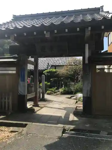 蓮乗院の山門