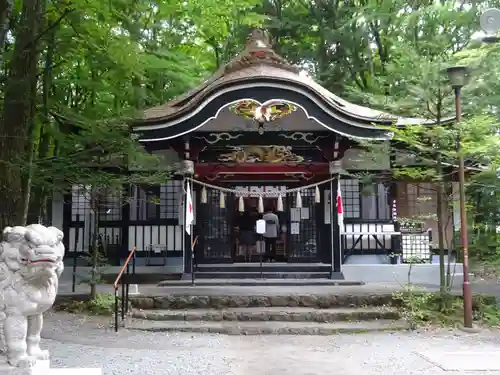 新屋山神社の本殿