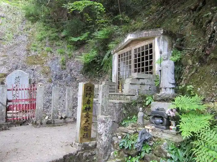 満願滝弁財天の本殿・本堂