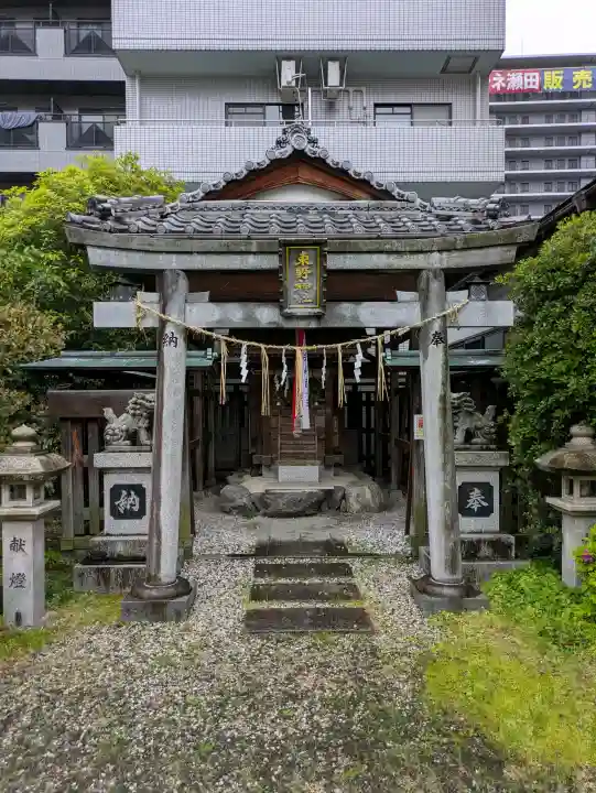 東野神社(萱野神社境外摂社・御旅所)の{uncategorized: "未分類", other: "その他", undefined: "問題あり", building: "その他建物", grave: "お墓", sacred_gate: "鳥居", guardian: "狛犬", statue: "像", buddha: "仏像", history: "歴史", nature: "自然", garden: "庭園", animal: "動物", pagoda: "塔", temizu: "手水舎", mountain_gate: "山門・神門", sanctuary: "本殿・本堂", subordinate: "末社・摂社", art: "芸術", scenery: "景色", jizo: "地蔵", ema: "絵馬", goshuin: "御朱印", omikuji: "おみくじ", items: "授与品その他", amulet: "お守り", goshuincho: "御朱印帳", eats: "食事", festival: "お祭り", votive_dance: "神楽", shichigosan: "七五三参", wedding: "結婚式", experience: "体験その他", initially: "初詣", around: "周辺", anti_infection: "感染症対策"}