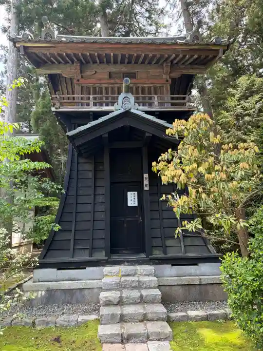 彌彦神社の{uncategorized: "未分類", other: "その他", undefined: "問題あり", building: "その他建物", grave: "お墓", sacred_gate: "鳥居", guardian: "狛犬", statue: "像", buddha: "仏像", history: "歴史", nature: "自然", garden: "庭園", animal: "動物", pagoda: "塔", temizu: "手水舎", mountain_gate: "山門・神門", sanctuary: "本殿・本堂", subordinate: "末社・摂社", art: "芸術", scenery: "景色", jizo: "地蔵", ema: "絵馬", goshuin: "御朱印", omikuji: "おみくじ", items: "授与品その他", amulet: "お守り", goshuincho: "御朱印帳", eats: "食事", festival: "お祭り", votive_dance: "神楽", shichigosan: "七五三参", wedding: "結婚式", experience: "体験その他", initially: "初詣", around: "周辺", anti_infection: "感染症対策"}