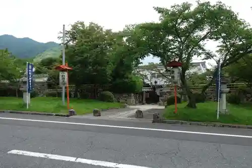 律院の周辺