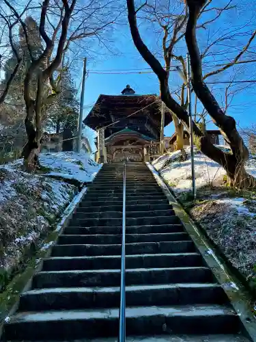 円通三匝堂（さざえ堂）の{uncategorized: "未分類", other: "その他", undefined: "問題あり", building: "その他建物", grave: "お墓", sacred_gate: "鳥居", guardian: "狛犬", statue: "像", buddha: "仏像", history: "歴史", nature: "自然", garden: "庭園", animal: "動物", pagoda: "塔", temizu: "手水舎", mountain_gate: "山門・神門", sanctuary: "本殿・本堂", subordinate: "末社・摂社", art: "芸術", scenery: "景色", jizo: "地蔵", ema: "絵馬", goshuin: "御朱印", omikuji: "おみくじ", items: "授与品その他", amulet: "お守り", goshuincho: "御朱印帳", eats: "食事", festival: "お祭り", votive_dance: "神楽", shichigosan: "七五三参", wedding: "結婚式", experience: "体験その他", initially: "初詣", around: "周辺", anti_infection: "感染症対策"}