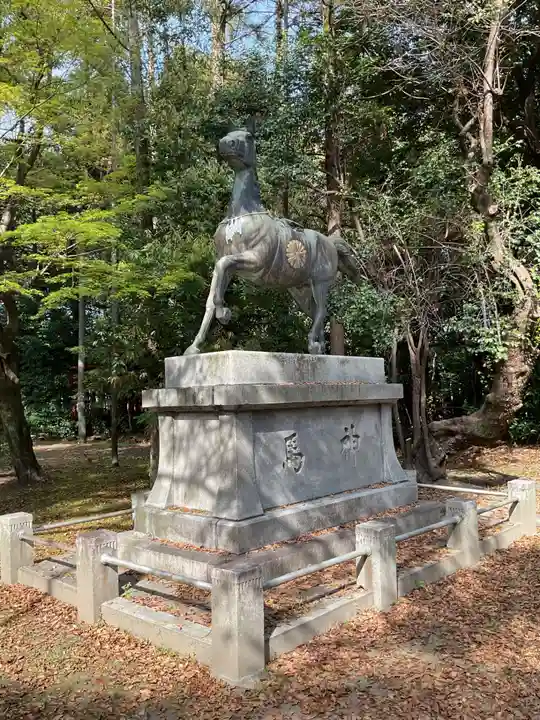 伊冨利部神社の像