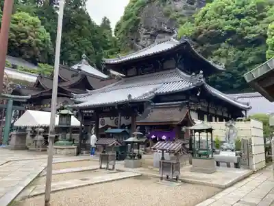 宝山寺の本殿・本堂