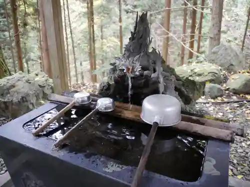 軍刀利神社の手水舎