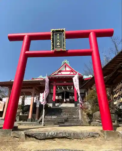 差出磯大嶽山神社 仕事と健康と厄よけの神さまの鳥居