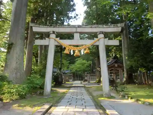 雄山神社中宮祈願殿の鳥居