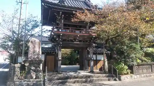 普門寺の山門