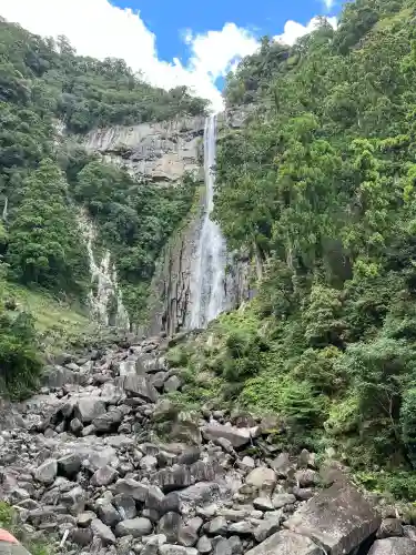 飛瀧神社（熊野那智大社別宮）の{uncategorized: "未分類", other: "その他", undefined: "問題あり", building: "その他建物", grave: "お墓", sacred_gate: "鳥居", guardian: "狛犬", statue: "像", buddha: "仏像", history: "歴史", nature: "自然", garden: "庭園", animal: "動物", pagoda: "塔", temizu: "手水舎", mountain_gate: "山門・神門", sanctuary: "本殿・本堂", subordinate: "末社・摂社", art: "芸術", scenery: "景色", jizo: "地蔵", ema: "絵馬", goshuin: "御朱印", omikuji: "おみくじ", items: "授与品その他", amulet: "お守り", goshuincho: "御朱印帳", eats: "食事", festival: "お祭り", votive_dance: "神楽", shichigosan: "七五三参", wedding: "結婚式", experience: "体験その他", initially: "初詣", around: "周辺", anti_infection: "感染症対策"}