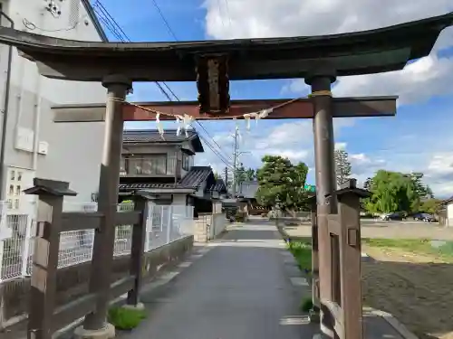 氷鉋斗賣神社の{uncategorized: "未分類", other: "その他", undefined: "問題あり", building: "その他建物", grave: "お墓", sacred_gate: "鳥居", guardian: "狛犬", statue: "像", buddha: "仏像", history: "歴史", nature: "自然", garden: "庭園", animal: "動物", pagoda: "塔", temizu: "手水舎", mountain_gate: "山門・神門", sanctuary: "本殿・本堂", subordinate: "末社・摂社", art: "芸術", scenery: "景色", jizo: "地蔵", ema: "絵馬", goshuin: "御朱印", omikuji: "おみくじ", items: "授与品その他", amulet: "お守り", goshuincho: "御朱印帳", eats: "食事", festival: "お祭り", votive_dance: "神楽", shichigosan: "七五三参", wedding: "結婚式", experience: "体験その他", initially: "初詣", around: "周辺", anti_infection: "感染症対策"}