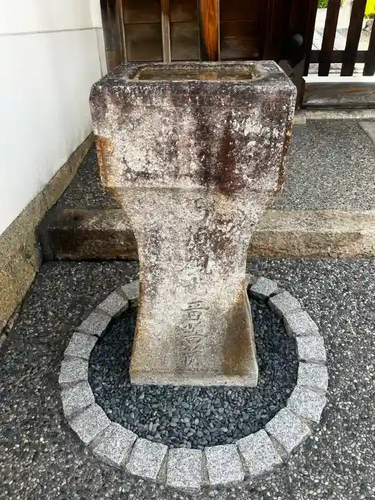 專稱寺(専称寺)の{uncategorized: "未分類", other: "その他", undefined: "問題あり", building: "その他建物", grave: "お墓", sacred_gate: "鳥居", guardian: "狛犬", statue: "像", buddha: "仏像", history: "歴史", nature: "自然", garden: "庭園", animal: "動物", pagoda: "塔", temizu: "手水舎", mountain_gate: "山門・神門", sanctuary: "本殿・本堂", subordinate: "末社・摂社", art: "芸術", scenery: "景色", jizo: "地蔵", ema: "絵馬", goshuin: "御朱印", omikuji: "おみくじ", items: "授与品その他", amulet: "お守り", goshuincho: "御朱印帳", eats: "食事", festival: "お祭り", votive_dance: "神楽", shichigosan: "七五三参", wedding: "結婚式", experience: "体験その他", initially: "初詣", around: "周辺", anti_infection: "感染症対策"}