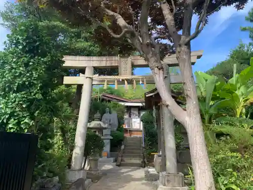 横浜御嶽神社の鳥居