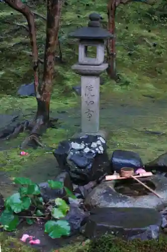 霊鑑寺門跡の手水舎