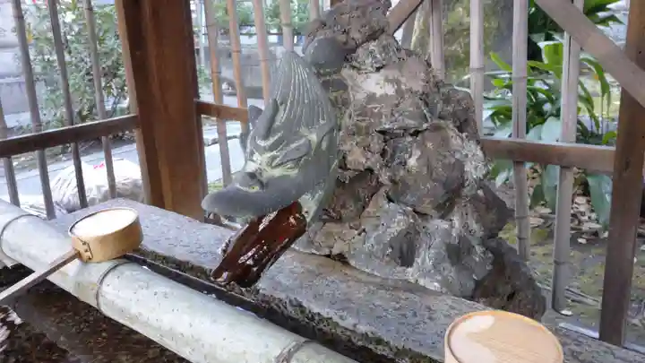 神明社の手水舎