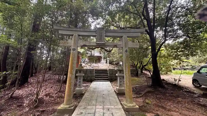 鎮守神社の鳥居