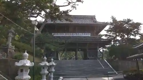 誕生寺の山門