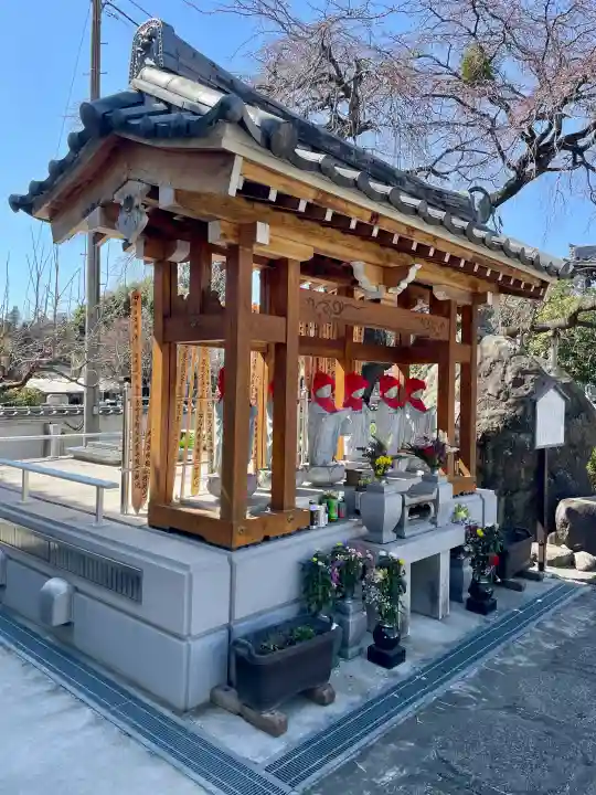光榮寺の{uncategorized: "未分類", other: "その他", undefined: "問題あり", building: "その他建物", grave: "お墓", sacred_gate: "鳥居", guardian: "狛犬", statue: "像", buddha: "仏像", history: "歴史", nature: "自然", garden: "庭園", animal: "動物", pagoda: "塔", temizu: "手水舎", mountain_gate: "山門・神門", sanctuary: "本殿・本堂", subordinate: "末社・摂社", art: "芸術", scenery: "景色", jizo: "地蔵", ema: "絵馬", goshuin: "御朱印", omikuji: "おみくじ", items: "授与品その他", amulet: "お守り", goshuincho: "御朱印帳", eats: "食事", festival: "お祭り", votive_dance: "神楽", shichigosan: "七五三参", wedding: "結婚式", experience: "体験その他", initially: "初詣", around: "周辺", anti_infection: "感染症対策"}