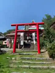 差出磯大嶽山神社 仕事と健康と厄よけの神さまの鳥居