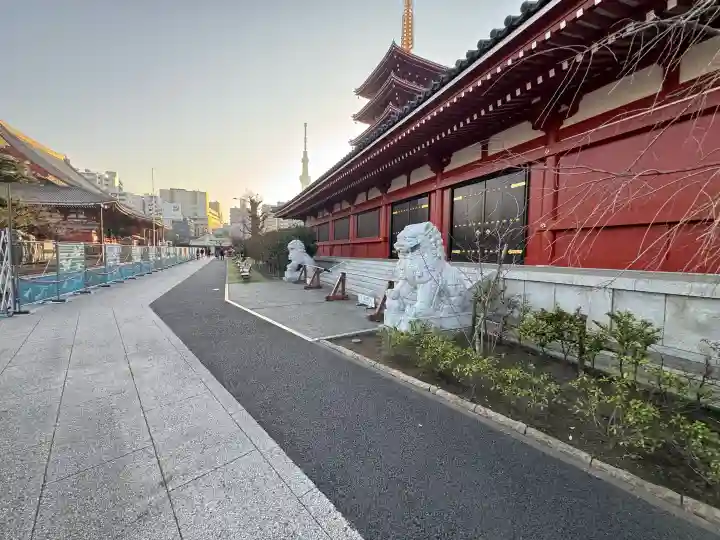 浅草神社の{uncategorized: "未分類", other: "その他", undefined: "問題あり", building: "その他建物", grave: "お墓", sacred_gate: "鳥居", guardian: "狛犬", statue: "像", buddha: "仏像", history: "歴史", nature: "自然", garden: "庭園", animal: "動物", pagoda: "塔", temizu: "手水舎", mountain_gate: "山門・神門", sanctuary: "本殿・本堂", subordinate: "末社・摂社", art: "芸術", scenery: "景色", jizo: "地蔵", ema: "絵馬", goshuin: "御朱印", omikuji: "おみくじ", items: "授与品その他", amulet: "お守り", goshuincho: "御朱印帳", eats: "食事", festival: "お祭り", votive_dance: "神楽", shichigosan: "七五三参", wedding: "結婚式", experience: "体験その他", initially: "初詣", around: "周辺", anti_infection: "感染症対策"}