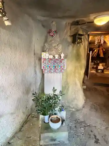 岩窟弁財天の{uncategorized: "未分類", other: "その他", undefined: "問題あり", building: "その他建物", grave: "お墓", sacred_gate: "鳥居", guardian: "狛犬", statue: "像", buddha: "仏像", history: "歴史", nature: "自然", garden: "庭園", animal: "動物", pagoda: "塔", temizu: "手水舎", mountain_gate: "山門・神門", sanctuary: "本殿・本堂", subordinate: "末社・摂社", art: "芸術", scenery: "景色", jizo: "地蔵", ema: "絵馬", goshuin: "御朱印", omikuji: "おみくじ", items: "授与品その他", amulet: "お守り", goshuincho: "御朱印帳", eats: "食事", festival: "お祭り", votive_dance: "神楽", shichigosan: "七五三参", wedding: "結婚式", experience: "体験その他", initially: "初詣", around: "周辺", anti_infection: "感染症対策"}