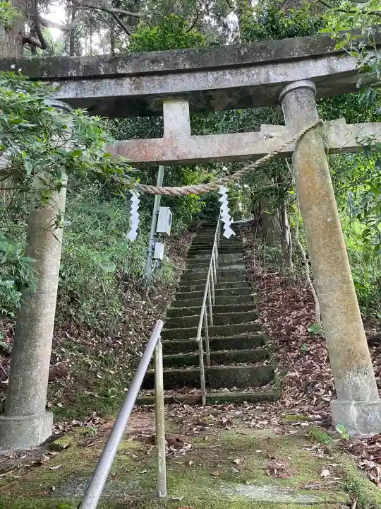 霧島神社の{uncategorized: "未分類", other: "その他", undefined: "問題あり", building: "その他建物", grave: "お墓", sacred_gate: "鳥居", guardian: "狛犬", statue: "像", buddha: "仏像", history: "歴史", nature: "自然", garden: "庭園", animal: "動物", pagoda: "塔", temizu: "手水舎", mountain_gate: "山門・神門", sanctuary: "本殿・本堂", subordinate: "末社・摂社", art: "芸術", scenery: "景色", jizo: "地蔵", ema: "絵馬", goshuin: "御朱印", omikuji: "おみくじ", items: "授与品その他", amulet: "お守り", goshuincho: "御朱印帳", eats: "食事", festival: "お祭り", votive_dance: "神楽", shichigosan: "七五三参", wedding: "結婚式", experience: "体験その他", initially: "初詣", around: "周辺", anti_infection: "感染症対策"}