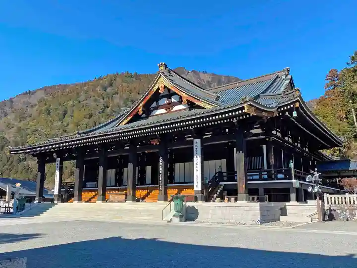 久遠寺の本殿・本堂